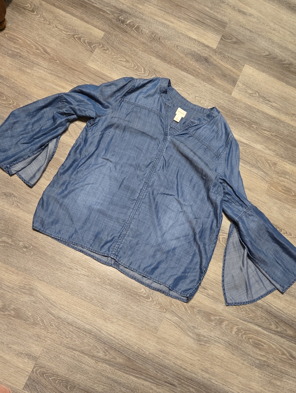 Chicos Chambray Top With Split Bell Sleeves Sz 2/L